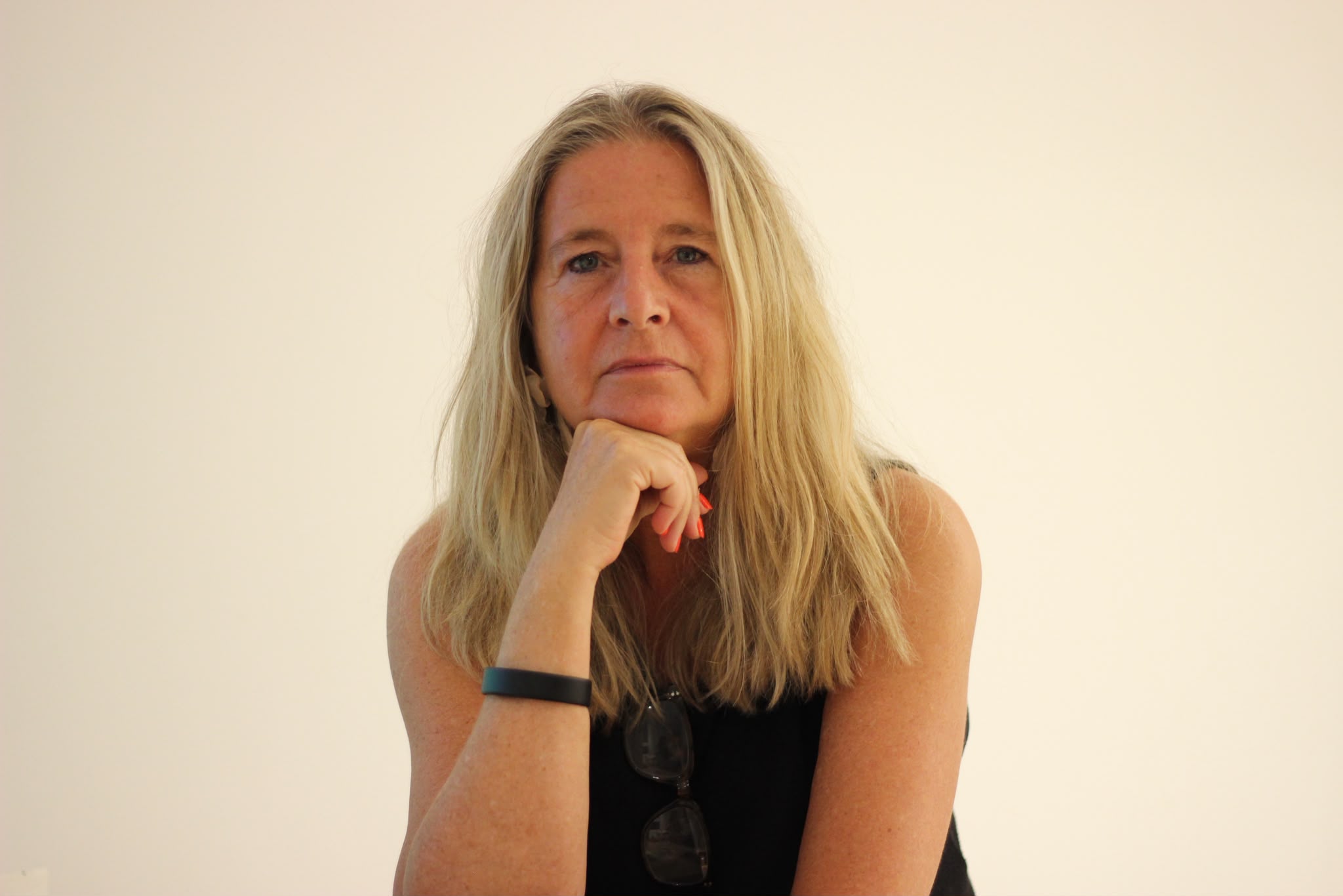 Engracia Villar, apoyando suavemente la barbilla en la mano